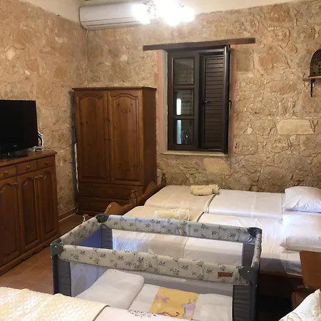 Zivlas Stone House * טרימיטהוסה