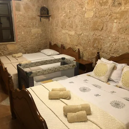 Zivlas Stone House * טרימיטהוסה